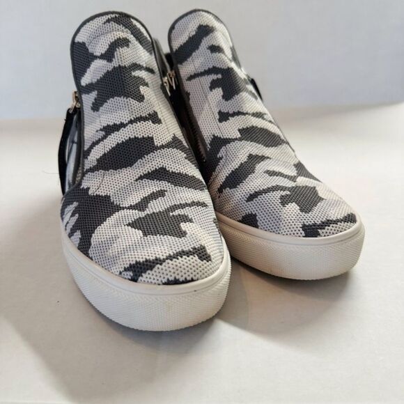 Steve Madden Click Wedge High Top Sneakers, Gray Camo Pattern, Women's Size 7 - Picture 2 of 14
